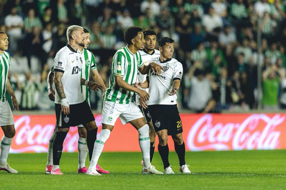 Disputa jogadores de Atlético x Juventude (Foto: Pedro Souza / Atlético)