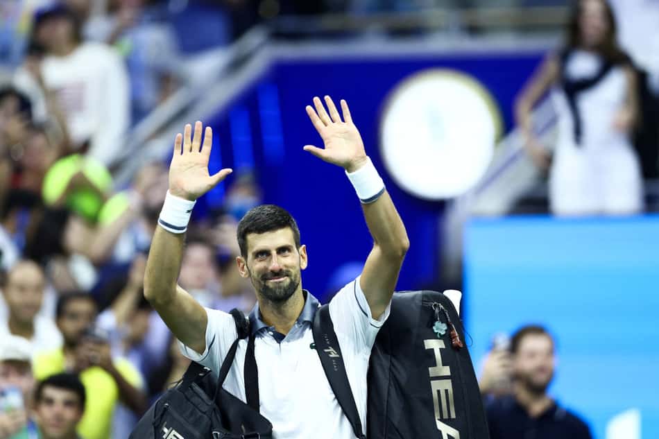 O sérvio Novak Djokovic acena para a torcida após perder a partida contra o argentino Mariano Navone durante a primeira rodada de simples masculino, no primeiro dia do torneio de tênis US Open, no USTA Billie Jean King National Tennis Center, em Nova York, em 30 de agosto de 2026 (Foto: Charly Triballeau / Afp) USOpen.org