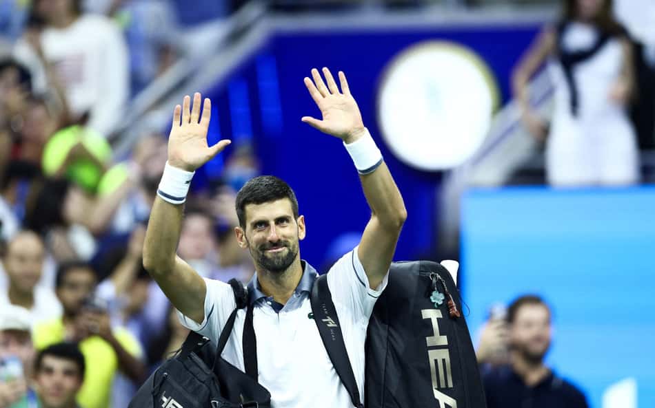 O sérvio Novak Djokovic acena para a torcida após perder a partida contra o argentino Mariano Navone durante a primeira rodada de simples masculino, no primeiro dia do torneio de tênis US Open, no USTA Billie Jean King National Tennis Center, em Nova York, em 30 de agosto de 2026 (Foto: Charly Triballeau / Afp) USOpen.org