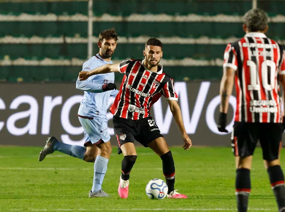 Domingos Duarte disputa bola em São Paulo x Bolívar