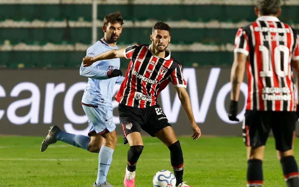 Domingos Duarte disputa bola em São Paulo x Bolívar