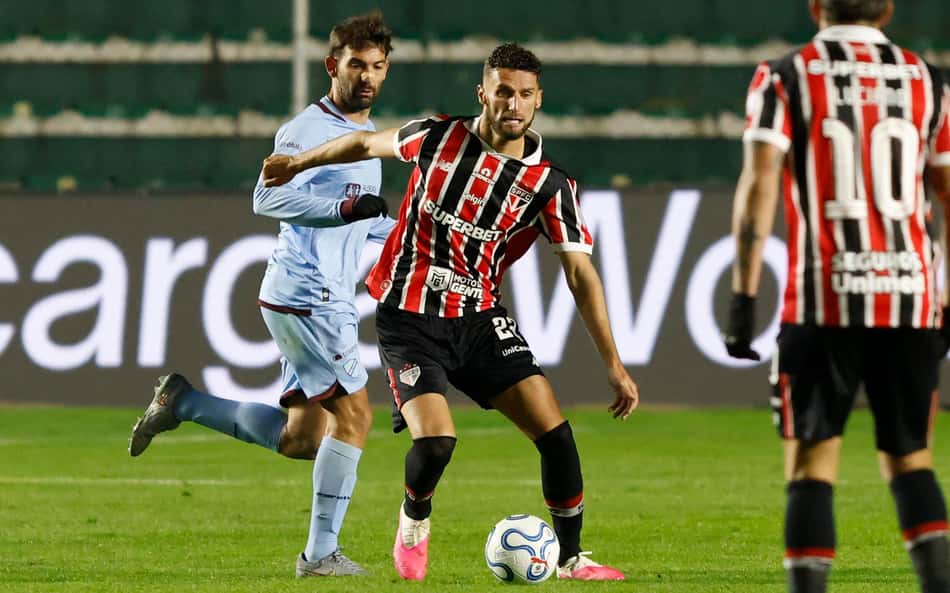 Domingos Duarte disputa bola em São Paulo x Bolívar