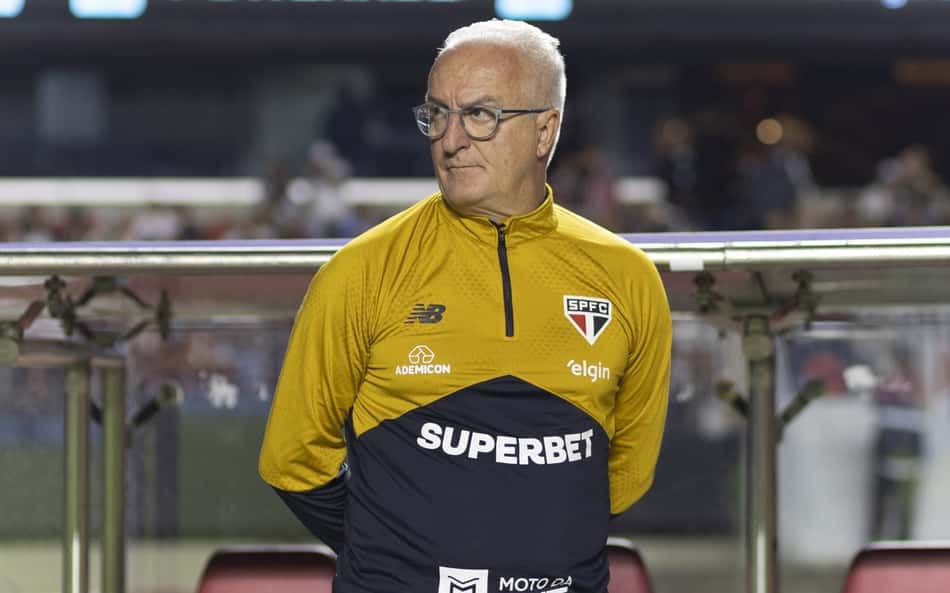 Dorival Júnior na beira do campo em São Paulo e Coritiba