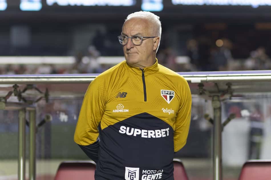 Dorival Júnior na beira do campo em São Paulo e Coritiba