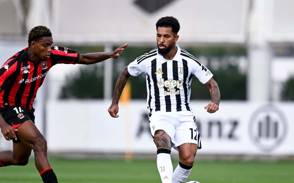 Douglas Luiz em ação pela Juventus contra o Nice em amistoso de pré-temporada