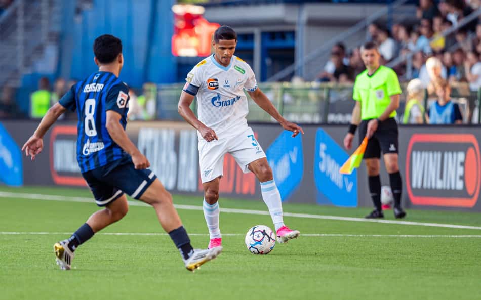Douglas Santos em ação pelo Zenit