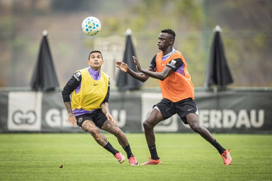 Dudu e Cissé treinamento Cidade do Galo (Foto: Pedro Souza / Atlético)