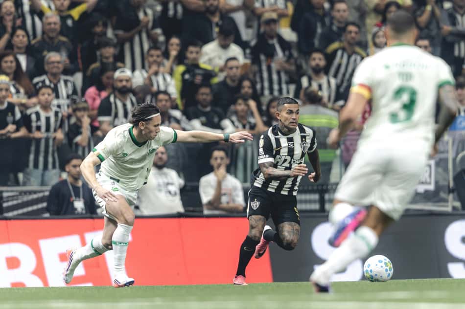 Dudu tenta se livrar do marcador do Juventude e levar o Atlético ao ataque na Arena MRV