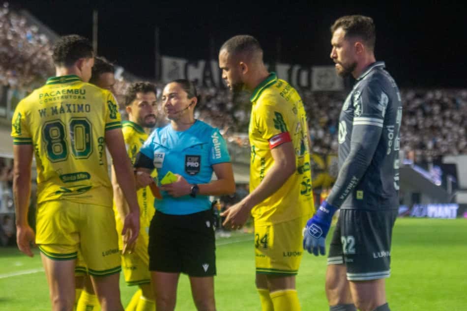 Edna Alves cercada de jogadores do Mirassol