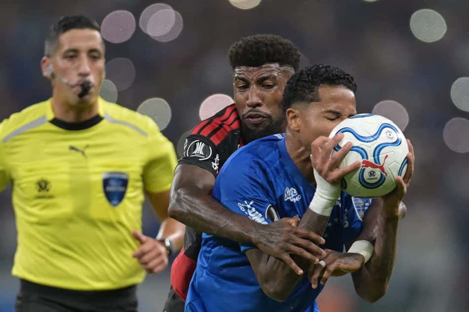 Yael Falcon Perez atrás de Emerson Royal e Wesley em Cruzeiro x Flamengo pela Conmebol Libertadores