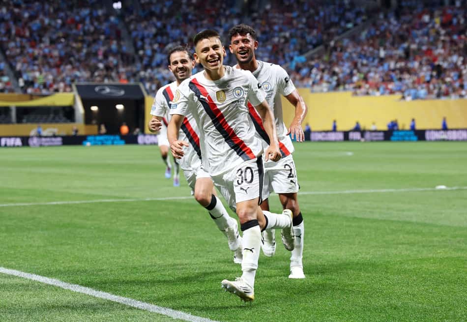 Echeverri comemora gol de falta contra o Al-Ain no Super Mundial de Clubes