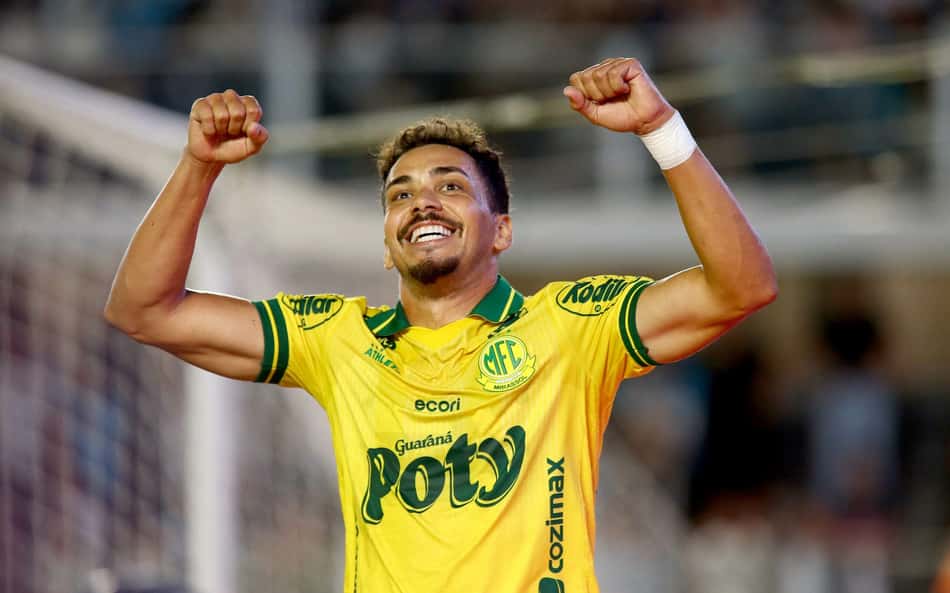 Eduardo comemorando gol em Mirassol e Palmeiras, pelo Campeonato Brasileiro