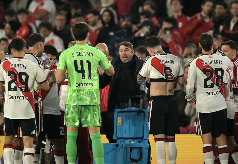 Eduardo Coudet comandando o River Plate na eliminação nas oitavas de final da Sul-Americana