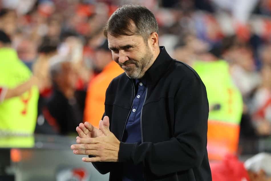 Eduardo Coudet, técnico do River Plate, aplaude antes de jogo contra o Rosário Central