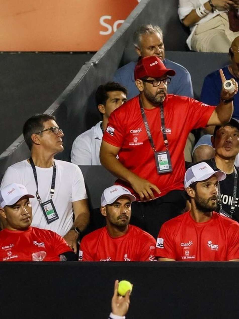 Egídio Magalhães, de pé, durante um dos jogos de João Fonseca no Rio Open