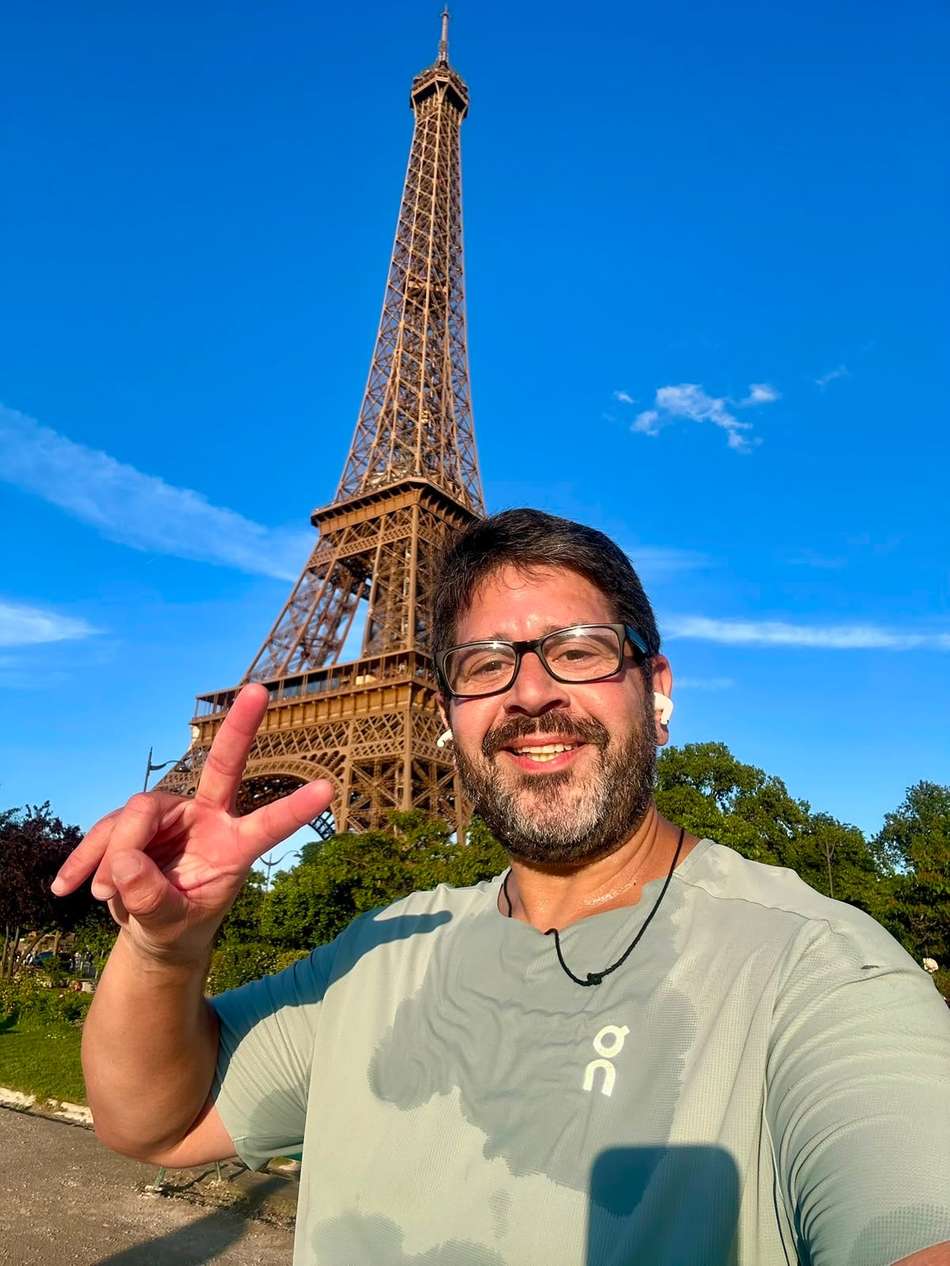 Egídio Magalhães, fisioterapeuta de João Fonseca, em uma das corridas em Paris