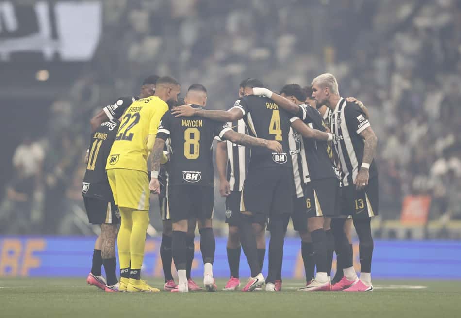Elenco do Atlético-MG em campo contra o Juventude pela Copa do Brasil de 2026