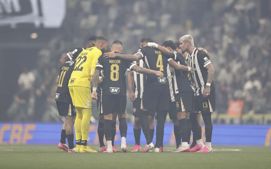 Elenco do Atlético-MG em campo contra o Juventude pela Copa do Brasil de 2026