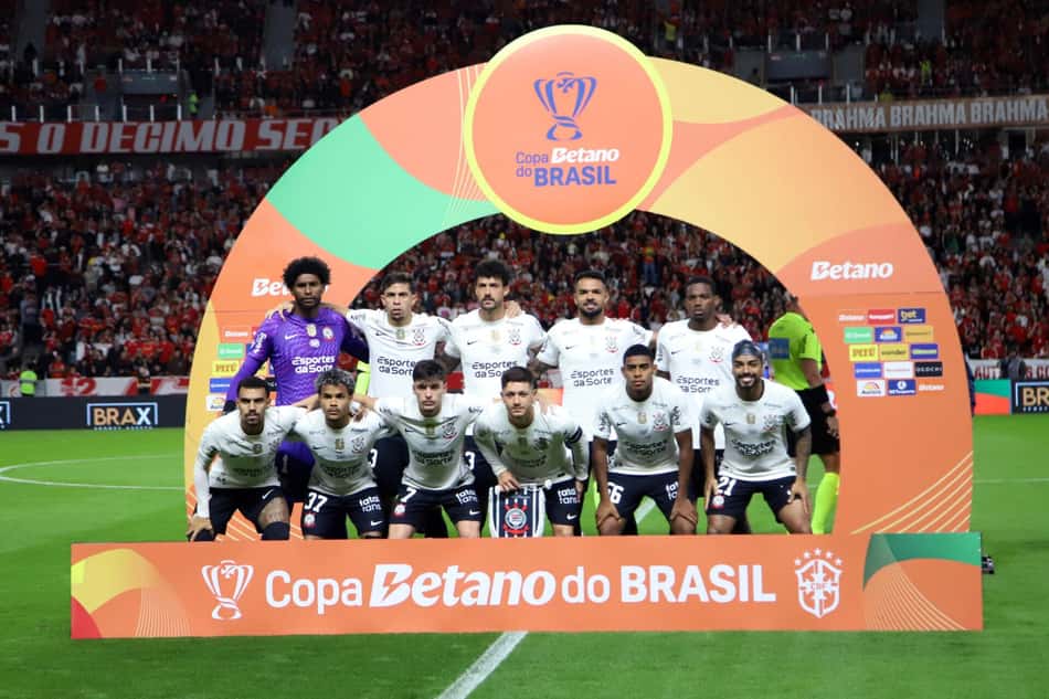 Elenco do Corinthians antes de partida contra o Inter, pela Copa do Brasil