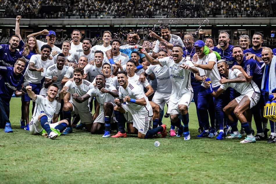 Elenco do Cruzeiro comemora vitória na Arena MRV