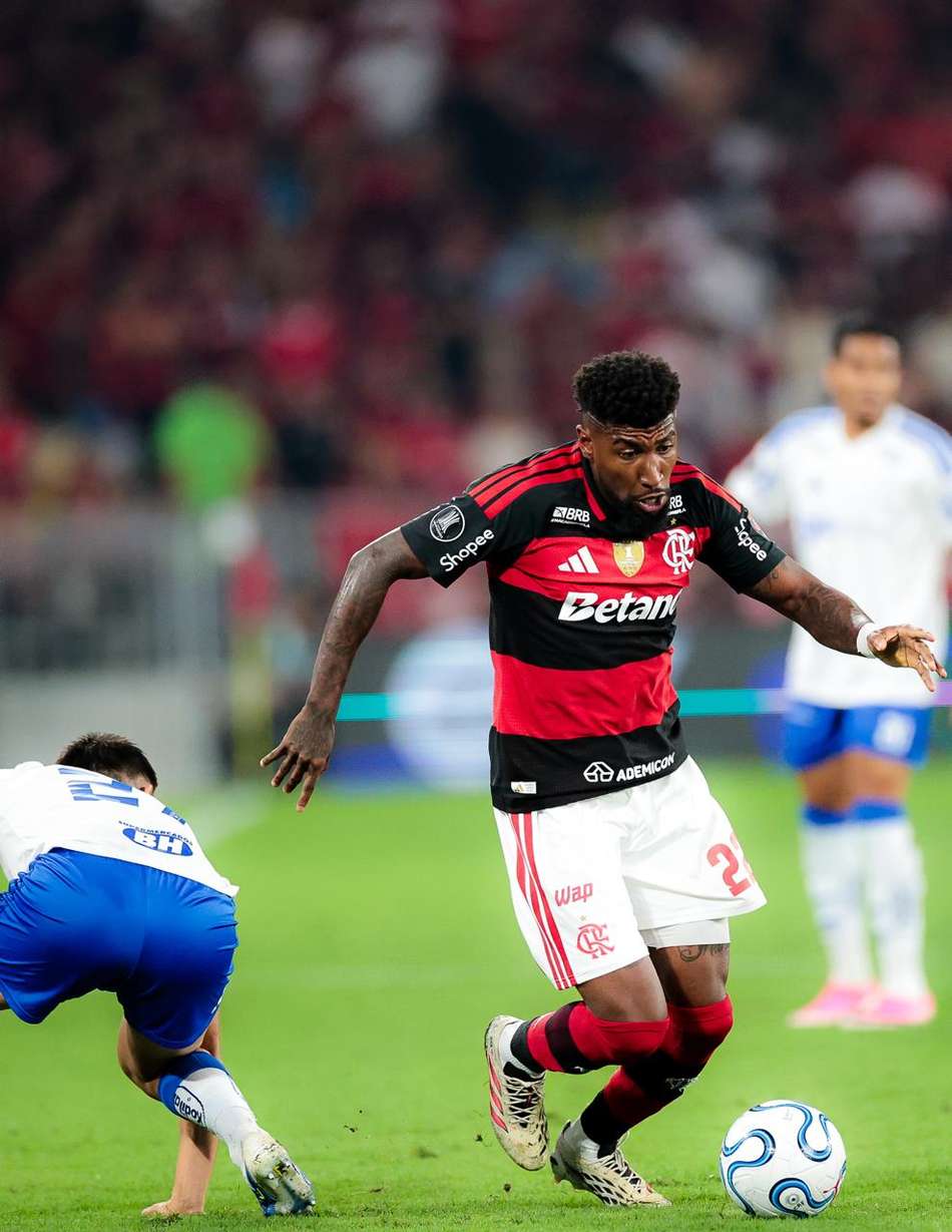 Emerson Royal em ação pelo Flamengo contra o Cruzeiro