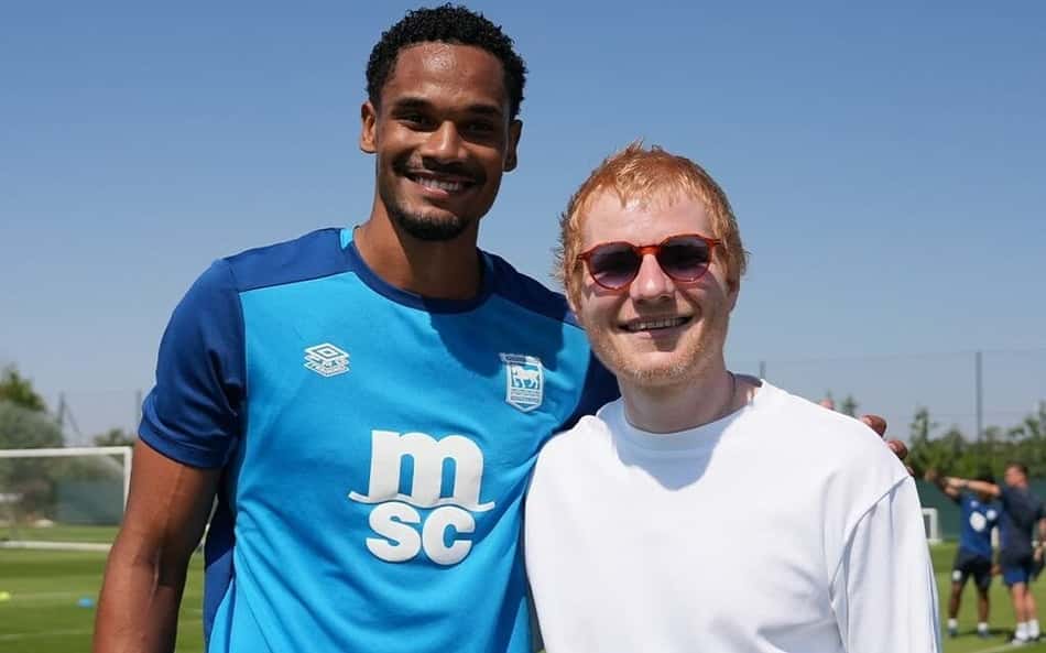 Emersonn ao lado do cantor e torcedor do Ipswich Town Ed Sheeran durante treino no clube inglês
