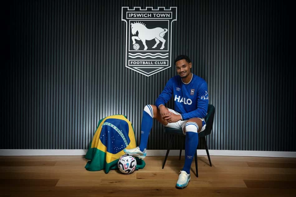 Emersonn com a camisa do Ipswich Town e a bandeira do Brasil em seu anúncio