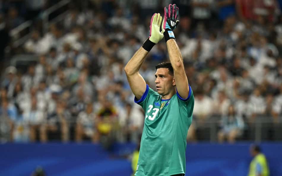 Goleiro Dibu Martínez faz gestos com a mão