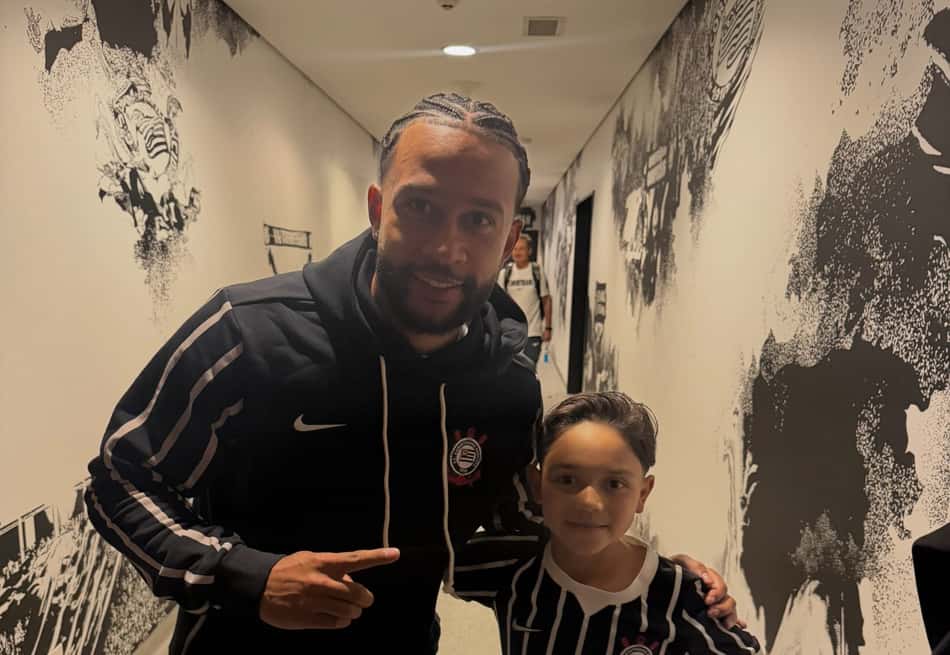 Enrico Moreira e Memphis Depay após Corinthians x Rosario Central