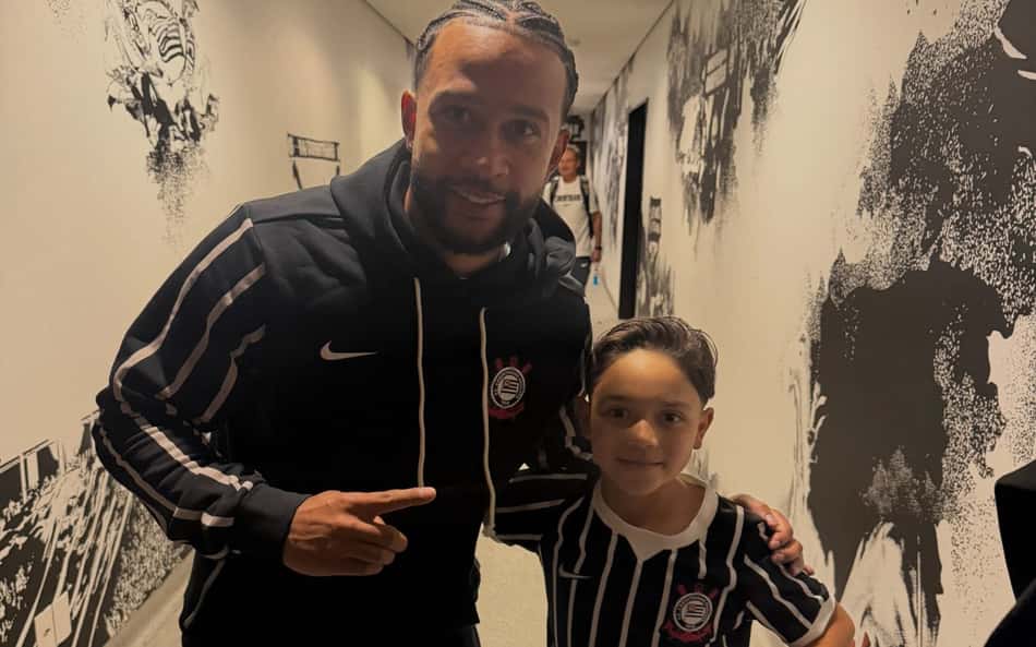 Enrico Moreira e Memphis Depay após Corinthians x Rosario Central