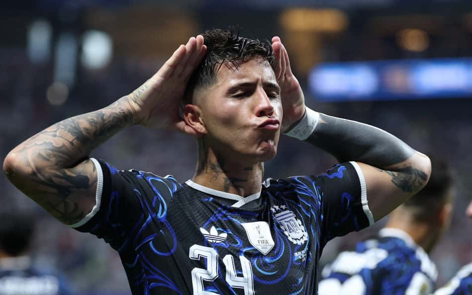 Enzo Fernández comemora gol marcado pela Argentina sobre a Inglaterra com as mãos nas orelhas