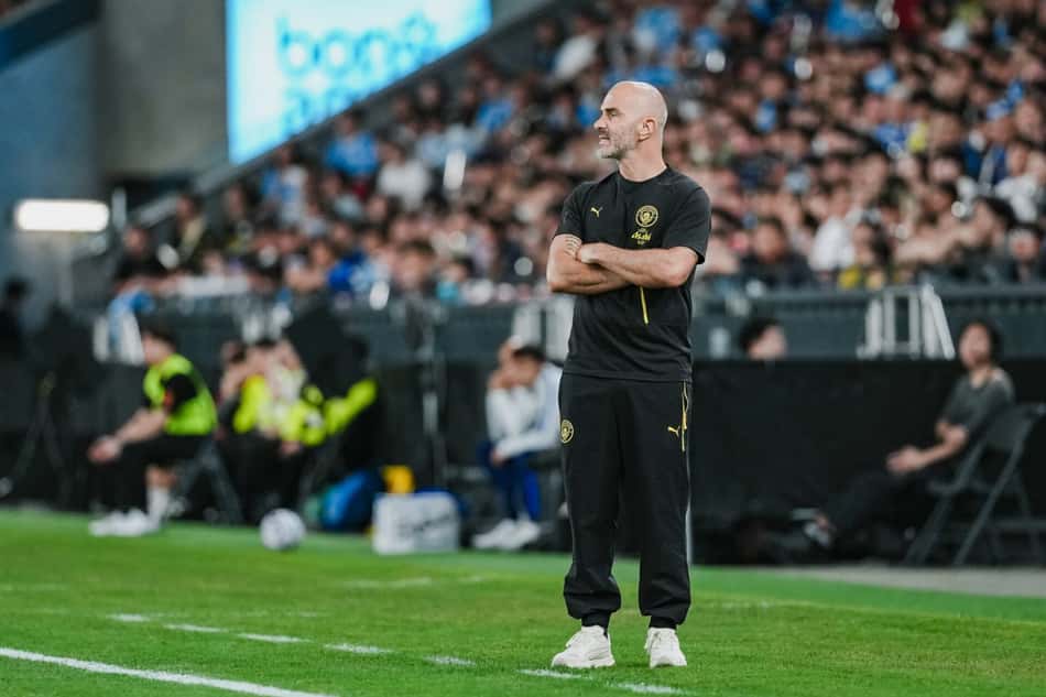 Enzo Maresca observa amistoso de pré-temporada do Manchester City da área técnica