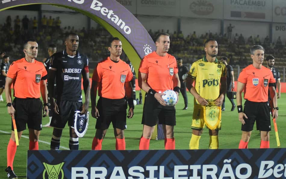 Equipe de arbitragem posa com capitães antes de jogo entre Remo e Mirassol