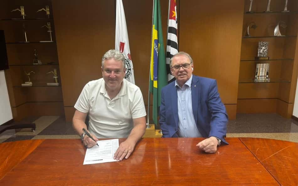 Erasmo Damiani, executivo responsável pelas categorias de base do Corinthians, ao lado do presidente Osmar Stabile