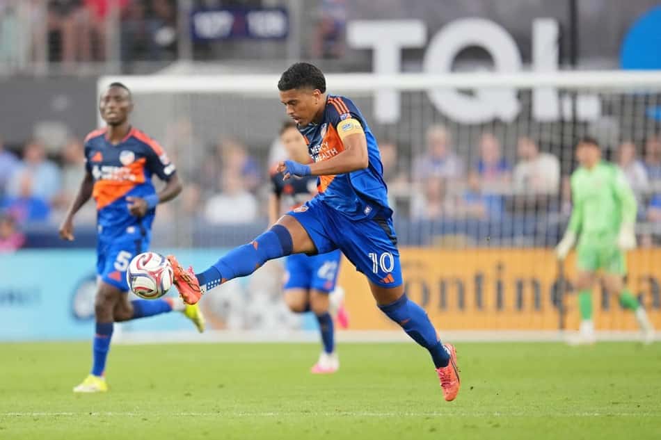 Evander controla a bola para o FC Cincinatti em jogo da MLS