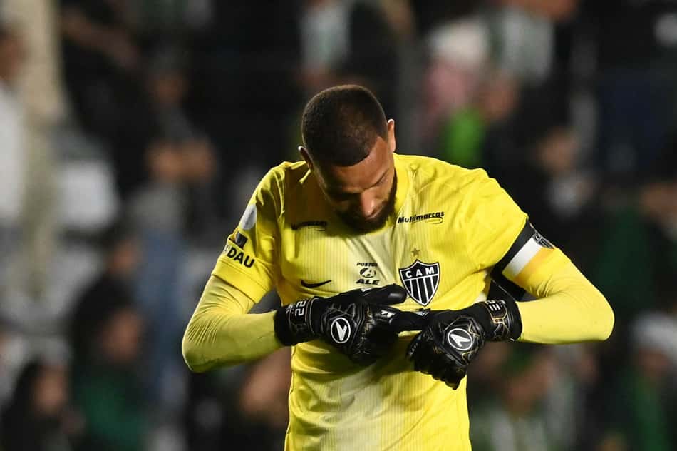 Everson aponta para o escudo do Atlético-MG após classificação contra o Juventude na Copa do Brasil