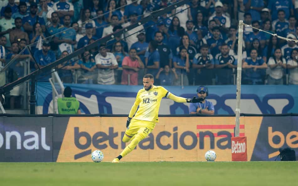 Éverson sofre lesão e desfalca o Atlético contra o Vitória: veja detalhes