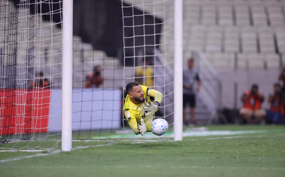 Atlético pode ter 'preocupação extra' no clássico com possível ausência de Éverson
