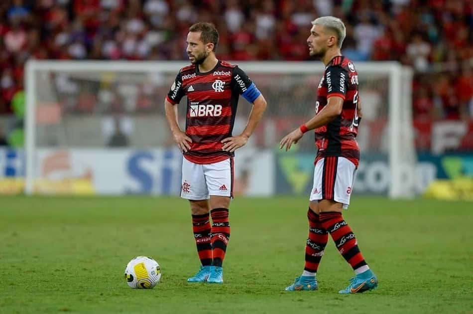 Everton Ribeiro e Arrascaeta durante o empate entre Flamengo e Palmeiras