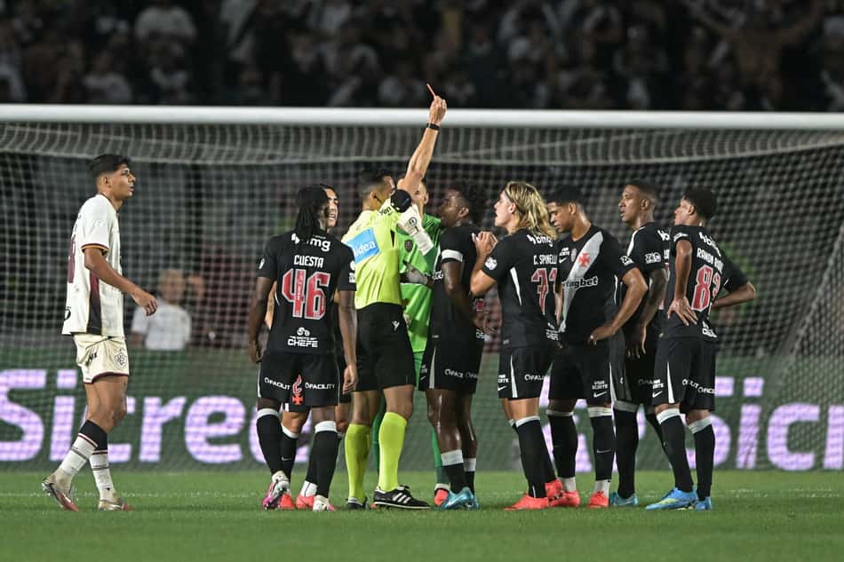 Barros jogador do Vasco recebe cartão vermelho do arbitro durante partida contra o Vitoria em São Januário pela Copa Do Brasil 2026