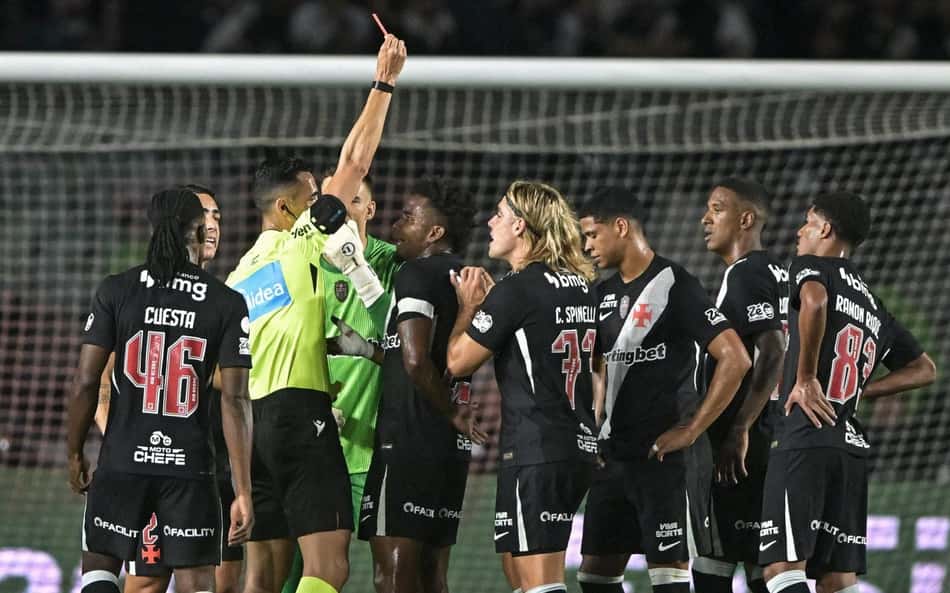 Árbitro Mathues Candançan expulsa Barros em Vasco x Vitória
