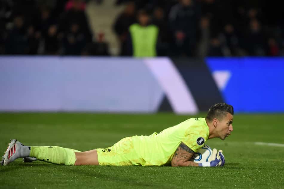 Fábio, goleiro do Fluminense, deitado segurando a bola