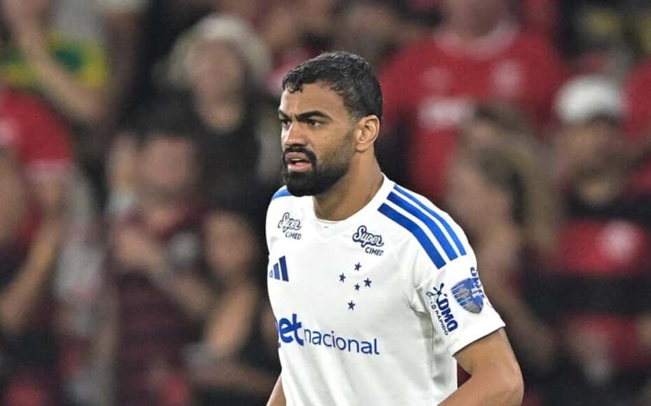 Fabrício Bruno, do Cruzeiro, conduzindo a bola no Maracanã contra o Flamengo