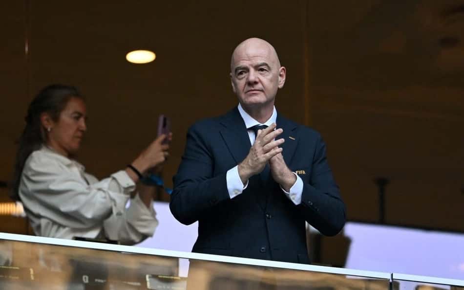 Uefa pagou indenização a suposta amante de Infantino, diz jornal inglês