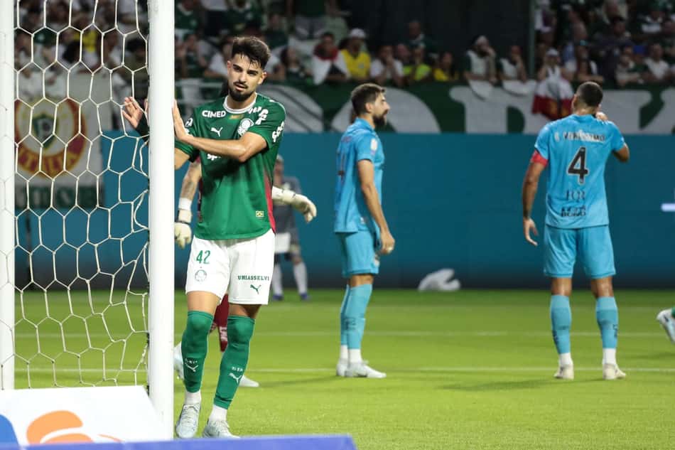 Flaco López abraçado na trave durante jogo contra o Palmeiras