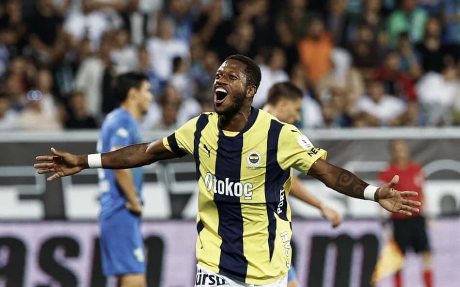 Fred, novo jogador do Atlético-MG, com a camisa do Fenerbahçe.