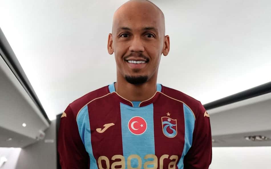 Fabinho com a camisa do Trabzonspor em viagem para a Turquia