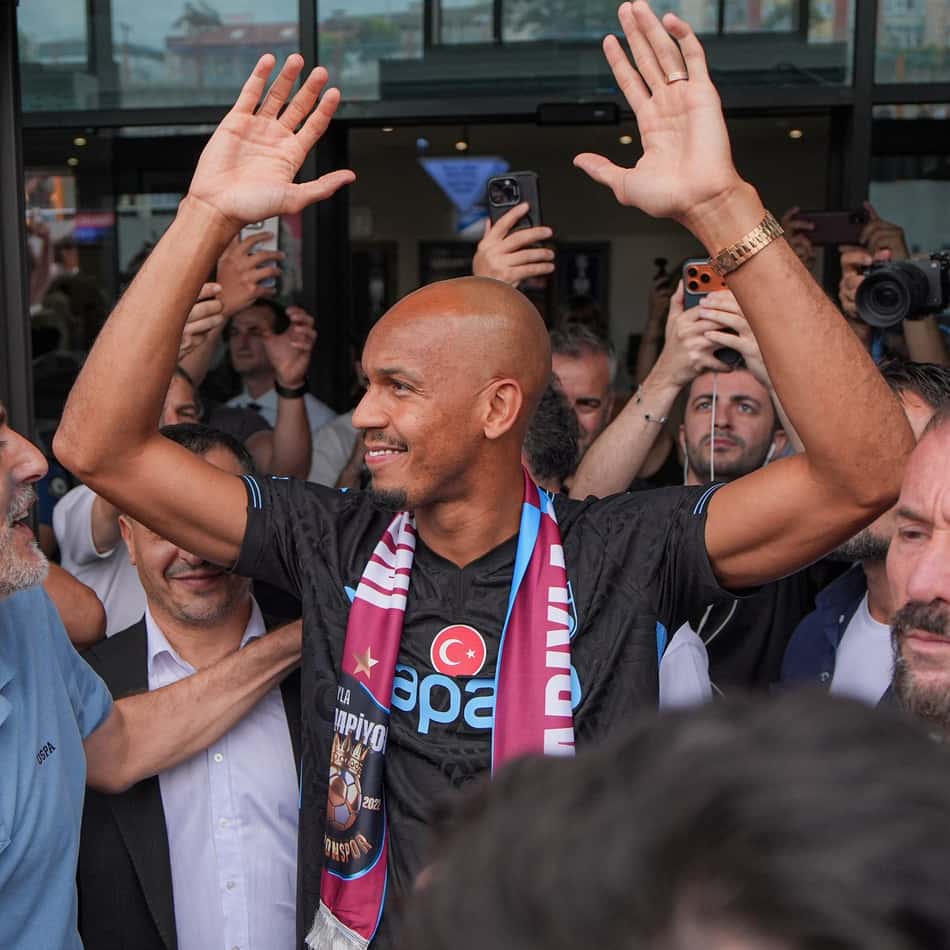 Fabinho é recepcionado por torcedores do Trabzonspor no aeroporto