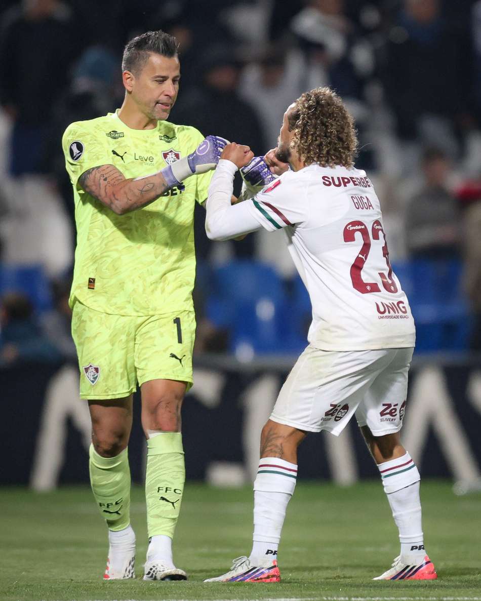 Fábio e Guga antes do goleiro do Fluminense defender o pênalti da classificação contra o Rivadavia