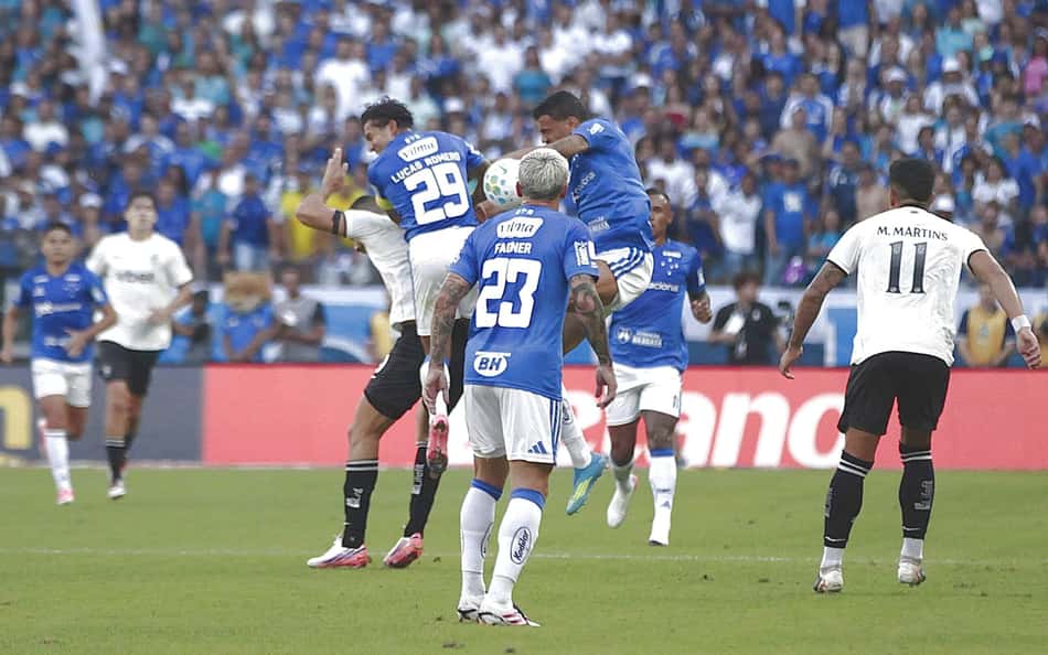 Fabricio Bruno e Romero tentam afastar perigo pelo alto